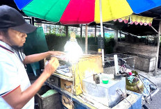 Kue Putu Keliling Tetap Bertahan, Rasa Lama Masih Jadi Favorit Warga
