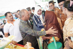 1.600 Paket Sembako Digelontorkan Pemkab Muba saat Operasi Pasar di Sungai Keruh