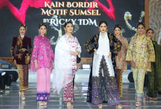 Para Perajin Songket dan Pelestari Kain Khas Daerah Dapat Penghargaan di Fashion Show Wastra Sumsel