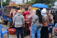 Lapak Daging Sapi di Pasar B Srikaton Musi Rawas Diserbu Warga