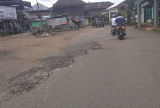 Warga Harapkan Perbaikan Jalan Rusak Agar Dapat Mengurangi Risiko Kecelakaan