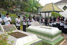 Peringati HGN 2024, Guru Ponpes Modern Al Ikhlas  Lubuk Linggau Ziarah ke Makam H. M. Syueb Tamat