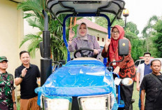 Bupati Musi Rawas, Hj Ratna Machmud Salurkan Bantuan Alsintan ke Kelompok Tani