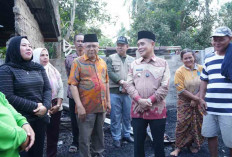 Meringankan Beban Korban Kebakaran, Wabup Ogan Ilir Berikan Bantuan