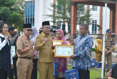 Wabup Musi Rawas Serahkan Piagam Penghargaan pada ASN Purna Tugas dan Santunan Kematian 