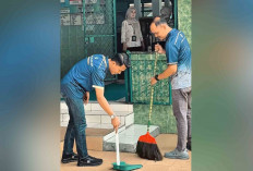 Petugas Lapas Lubuk Linggau Gotong Royong Bersihkan Masjid dan Lingkungan Sekitar