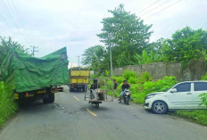 Truck Hino VS Minibus Daihatsu Terios, Dua Mobil Rusak Bagian Depan 