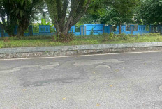 Warga Keluhkan Jalan Berlobang