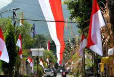 Mengapa Bendera Merah Putih Dikibarkan Disepanjang Jalan pada Bulan Agustus, Apakah Wajib?
