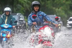 Tips Berkendara Motor di Jalan Basah agar Tidak Mudah Tergelincir