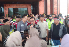 Massa Minta Bupati Musi Rawas Bebastugaskan Lurah Pasar Muara Beliti 