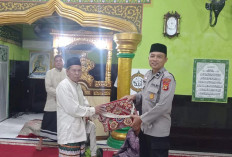 Anggota Polres Mura Bagikan Sajadah dan Kain Sarung, Ini Tujuannya