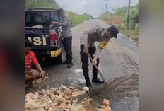 Sering Terjadi Kecelakaan, Anggota Polsek BTS Ulu Polres Musi Rawas Timbun Jalan Berlubang