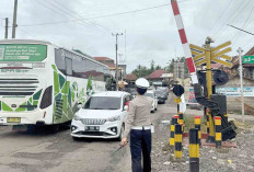 Travel Nekat Terobos Palang Pintu Kereta Api