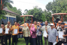 Pemkab Musi Rawas Serahkan Traktor Roda Empat untuk Kelompok Tani
