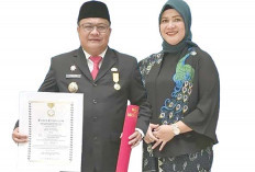 Pj Walikota Lubuklinggau Terima Penghargaan Dharma Karya Kencana