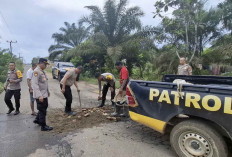 Cegah Lakalantas Anggota Polsek BTS Ulu Timbun Jalan Berlubang 