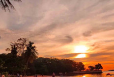 Pantai Lais Bengkulu Utara Ciptakan Gradasi Warna Jingga di Samudra Indonesia