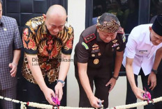 Resmikan Rumah Jabatan Eselon IV Kejari Lubuk Linggau. Kajati : Jangan Sering-sering Pulang ! 