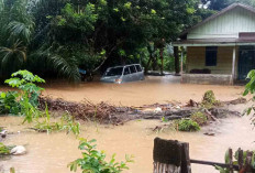 Damkar Musi Rawas Evakuasi Mobil Terendam Banjir