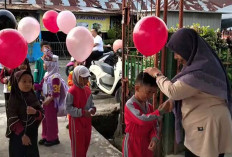 Kepala SDN 43 Lubuk Linggau Sambut Siswa Baru dengan Ceria