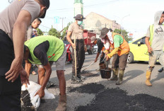 Tambal Jalan Berlobang di Depan Mapolres Lubuk Linggau