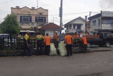 Perindah Wajah Kota, Disperkim Kota Lubuk Linggau Gencarkan Pembersihan Taman Median Jalan