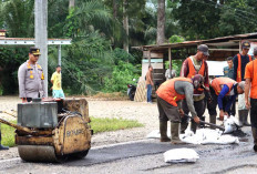 Kapolres Muratara Turun Langsung Tambal Jalan Berlobang di Jalur Mudik