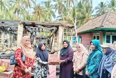 Istri Bupati Muratara dan Pengurus PKK Serahkan Bantuan untuk Korban Kebakaran