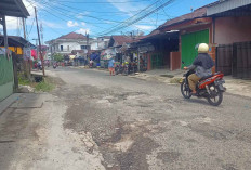 Jalan Wirakarya Rusak, Warga Mengharapkan Perbaikan Segera Agar Dapat Mengurangi Rawan Kecelakaan