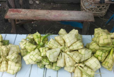 Penjual Daun Ketupat di Lubuk Linggau Mulai Ramai Jelang Lebaran Idul Adha