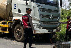 Peduli dengan Masyarakat, Personil Sat Samapta Polres Musi Rawas Bantu Sopir Truk Molen yang Mogok