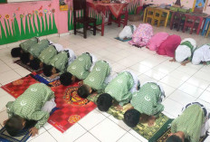 TK ABA 1 Lubuk Linggau Bentuk Karakter Islami dengan Latihan Bacaan Sholat