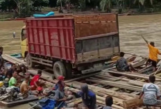 Jembatan Putus Diterjang Banjir, Warga Muratara Harus Keluarkan Uang Jutaan untuk Nyeberang Sungai Rupit