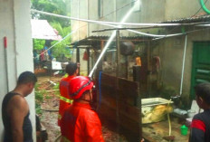 BPBD Muratara Membatu Memadamkan Api yang Membakar Rumah Hj Zur