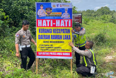 Satlantas Polres Musi Rawas Pasang Spanduk Himbauan di Jalan Lintas Musi Rawas–PALI
