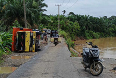 Mobil Truck Bermuatan Kelapa Sawit Terguling di Jalan Desa Mandi Angin Muratara, Ini Penyebabnya