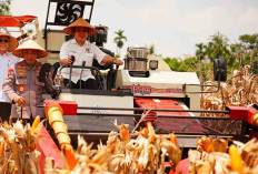  Datang ke OKU Timur, Kapolri Bagikan 15 Alat Pipil Jagung untuk Petani