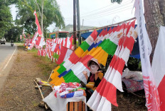 Semarak HUT RI Ke-80, Penjual Bendera Penuhi Jalan Soekarno Hatta Lubuk Linggau