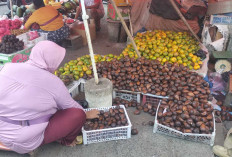 Di Lubuk Linggau Pedagang Ini Hanya Jual Dua Jenis Buah  