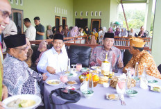 Bupati Muba HM Toha Hadiri Open House Lebaran Wabup, Warga Antre Ingin Bersalaman