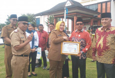 Bupati Musi Rawas Berikan Penghargaan 16 PNS Purna Tugas