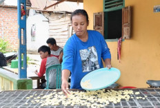 Untuk Meningkatkan Ekonomi Keluarga, Warga Desa Kalibening Membuat Usaha Pembuatan Lanting