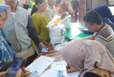 Ratusan warga Kelurahan Batu Urip Antre Ambil Bantuan Pangan Beras  