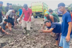 Rawan Lakalantas, 2 Lobang Besar di Jalinsum Ditimbun oleh Anggota Polsek Muara Lakitan dan Warga 