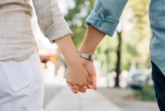 Tips Romantis, Inilah 6 Makna Gandengan Tangan dengan Pasangan Agar Hubungan Selalu Romantis