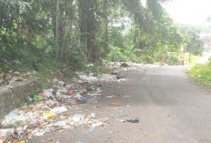 Tepi Jalan Objek Wisata Bukit Sulap Lubuk Linggau Penuh Sampah