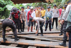 Cegah Resiko Kecelakaan, Polres Mura Perbaiki Jembatan Sungai Use di Pulau Panggung