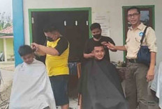 Tingkatkan Kedisiplinan dan Kerapian Siswa, SMA Negeri Rupit Muratara Gelar Aksi Potong Rambut Massal