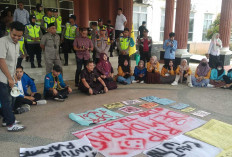 Tolak Pengesahan UU TNI Aktivis Mahasiswa Unjuk Rasa di DPRD Lubuk Linggau   